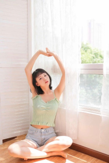 年轻的女学生在线